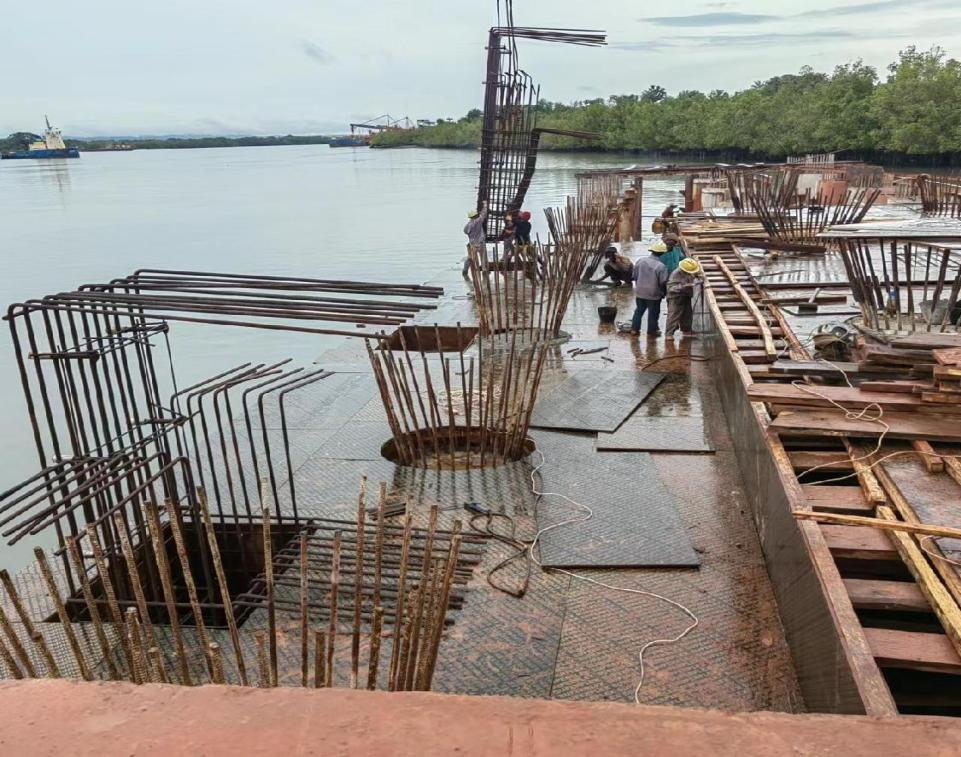 Construction d’une fondation sur pieux sur l’eau du quai de Shunda à Boffa en Guinée