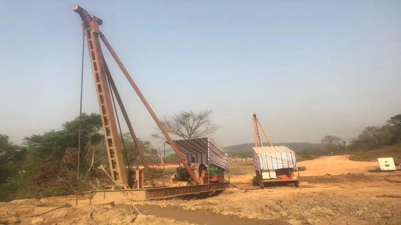 Construction de la fondation du pilier du pont et de la fondation temporaire des pieux du pont du projet ferroviaire de Guinée-Masi